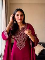 Ensemble prêt-à-porter entièrement cousu en soie Vichitra avec broderie de fils Zari et sequins, comprenant un haut, un pantalon Plazzo et une dupatta.