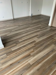Suelo SPC Premium VFLOOR, Color Roble Gris Cálido, Vinilo Impermeable en Losetas, Sistema de Clic 5G, Ranura en V, Resistente a los Arañazos, Grado Comercial Profesional - Product Image 4