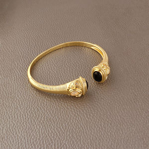 Pulsera de ónix negro chapada en oro con detalles de ópalo y circonita, ajustable, de latón macizo, estilo brazalete, para damas, a precio de fábrica. - Product Image 3