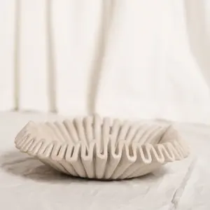 Plat de service artisanal en marbre moderne, fait main, pour fruits et en-cas secs, garantissant l'authenticité, la durabilité et une finition supérieure. - Product Image 3