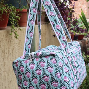 Bolsa de Viaje Bordada con Diseño Floral, Bolsa de Fin de Semana Acolchada para Mujer, de Gran Capacidad, con Asa Suave y Cierre de Cremallera - Product Image 6