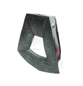 Vase en aluminium de qualité supérieure avec détails décoratifs perforés pour une présentation contemporaine à la maison - Product Image 2
