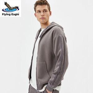 Survêtement de sport personnalisé pour homme, tenue de jogging respirante et légère pour la course et l'entraînement - Product Image 2