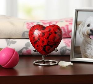 Urna Funeraria de Porcelana en Forma de Corazón con Diseño de Rosas Rojas, Urna Duradera de Lujo para Recuerdos de Mascotas - Product Image 1