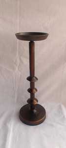 Portavelas de Metal Bronce Oscuro Hecho a Mano, Elegante Soporte de Pedestal - Product Image 4