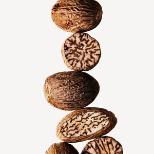 Noix de muscade de qualité supérieure pour les acheteurs en gros, noix de muscade fraîches pour l'exportation avec une saveur et un arôme excellents - Product Image 5