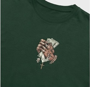 T-shirt décontracté pour homme, vert foncé, à manches courtes et col rond, avec logo frontal et impression photo d'une main tenant de l'argent, coupe classique, 100 % coton respirant - Product Image 2