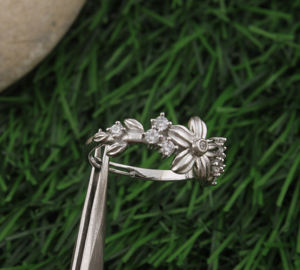 แหวนเงินแท้ 925 ประดับเพชร CZ ดีไซน์เรียบง่าย สไตล์คลาสสิก สามารถสวมซ้อนกันได้ เหมาะสำหรับผู้หญิงใส่ในชีวิตประจำวัน - Product Image 4