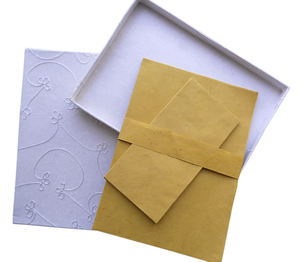 Papiers recyclés Lokta : 10 blocs de papier à lettres A4 + 5 enveloppes emballés dans une boîte assortie. - Product Image 2