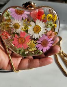 Sculpture de table en résine de fleurs naturelles en forme de cœur, écologique, décoration d'intérieur, cadeau fait main pour mariage et Saint-Valentin - Product Image 6