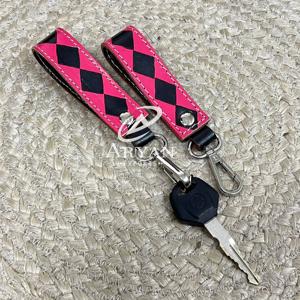 Expo de Mars 2026 – Porte-clés en cuir de vachette à carreaux personnalisé avec fermoir métallique, idéal pour un usage quotidien ou comme cadeau - Product Image 1