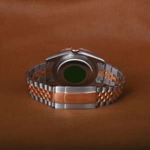 Montre Aurevail VVS Moissanite en or entièrement sertie de pierres, boîtier rond classique, cadran blanc, chiffres romains, lunette cannelée, montre de luxe personnalisée - Product Image 3