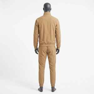 Ensemble de survêtement coupe-vent personnalisé deux pièces avec veste zippée et pantalon de survêtement en nylon pour homme - Product Image 4