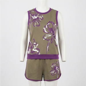 Conjunto deportivo sin mangas con estampado floral de 2 piezas para mujer, con top con cuello redondo y pantalones cortos por encima de la rodilla en verde oliva y morado - Product Image 1