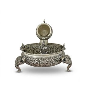 Fuente con Figura de Elefante de Tres Patas con Tallado Fino - Product Image 1