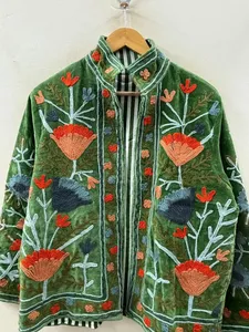 Chaqueta Bohemia de Terciopelo Verde con Bordado Floral a Mano, Cuello Alto Mandarín, Estilo Vintage, Abrigo de Invierno - Product Image 5