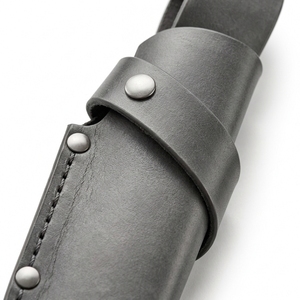 Étui en cuir fait main avec coutures robustes, design traditionnel pour couteau de voyage et d'extérieur, idéal pour le rangement et la collection - Product Image 3