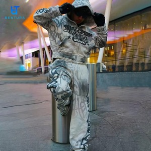 Ensemble survêtement homme personnalisé avec impression DTG, logo graphique, coupe ample, effet vieilli, coton délavé, sweat à capuche zippé et pantalon de jogging - Product Image 4
