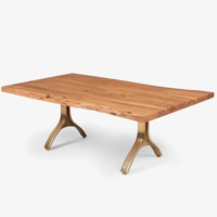 Table basse de salon en bois massif à bord brut, style industriel moderne et organique, avec finition laiton brossé et pieds pliants en métal