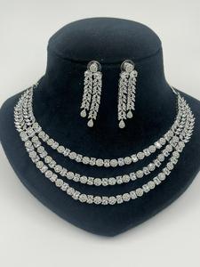 Ensemble de bijoux CZ avec collier à trois couches et boucles d'oreilles pour femmes |   Ensemble cadeau d'anniversaire en alliage de rhodium fait main, imitation mode indienne - Product Image 4