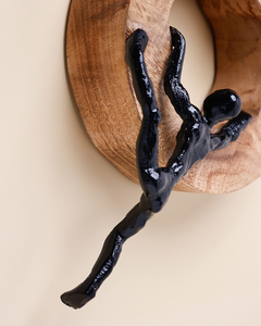 Sculpture murale artisanale en bois de manguier avec figurine abstraite d'homme grimpant, décoration artistique rustique moderne pour la maison - Product Image 5