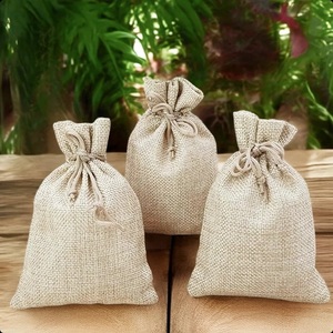 Bolsas de Yute Elegantes con Asas Resistentes y Atractivo de Tela Natural para Compras, Regalos, Empaques Minoristas y Eventos - Product Image 2