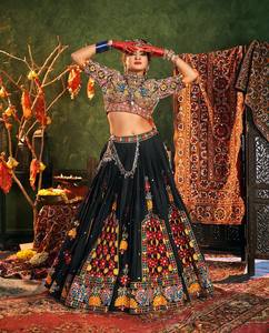 InCotton.M Lehenga Choli en Faux Georgette Brodé Rouge, Robe de Mariage Indienne Traditionnelle Longue, Coupe Classique pour Femme - Product Image 5