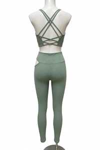 Ensemble de yoga sport vert côtelé sans couture, soutien-gorge de sport croisé et leggings taille haute découpés, logo avant, tenue de sport 2 pièces - Product Image 2