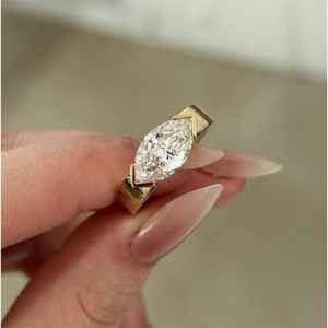 Bague solitaire en diamant de laboratoire taille marquise 2,01 carats pour femme, en or massif 14 carats, sertie clos en forme de V unique, cadeau raffiné pour partenaires - Product Image 6