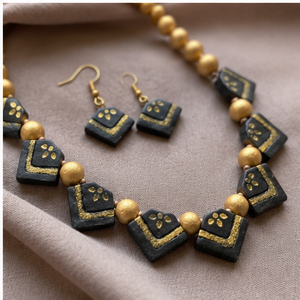 Ensemble collier et boucles d'oreilles en céramique noire dorée, perles moulées, bijoux floraux KOTTRAVAI, accessoire cadeau - Product Image 1
