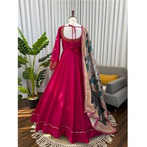 Ensemble de robes de créateurs très demandées, tenue de soirée ou de mariage et tenue ethnique festive, disponible à prix abordable - Product Image 1