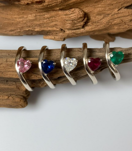 แหวนทองคำขาว 14KT ประดับทับทิมธรรมชาติ ดีไซน์มินิมอล - Product Image 2