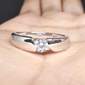 Bague audacieuse unisexe en or blanc 14 carats avec diamant rond de 0,41 carat cultivé en laboratoire, idéale comme cadeau surprise pour les amoureux ou pour les mariages. - Product Image 1