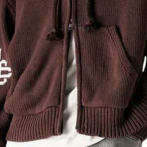 Sweat à capuche zippé en tricot épais avec emblème, marron chocolat, logo brodé, élégant et confortable, idéal pour le quotidien - Product Image 4