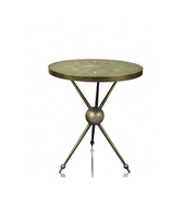 Table d'appoint élégante en métal finition or avec plateau en marbre pour une décoration de salon stylée