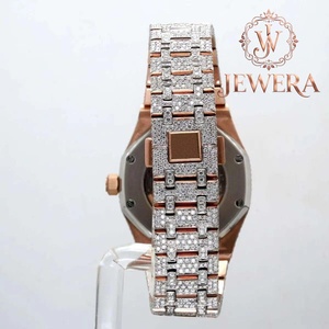 Reloj de Acero Inoxidable Plateado de Alta Demanda con Diamantes Mossinate, Regalo Perfecto para Entusiastas de la Moda y Amantes de los Relojes de Lujo - Product Image 4