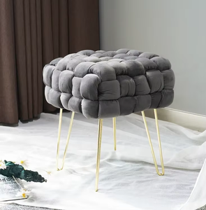 Asiento tapizado en terciopelo y puf de metal y terciopelo que anclan el espacio con un interesante contraste entre la estructura fría y la comodidad de la suavidad. - Product Image 5