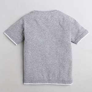 Polka Tots Camiseta de media manga Bandera de carreras con estampado de bolsillo-Gris - Product Image 2