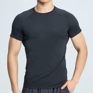 T-shirt de sport pour homme, gris foncé, manches courtes, col rond, coupe ajustée, séchage rapide, tricoté, couleur unie, polyester, vêtements de sport - Product Image 3