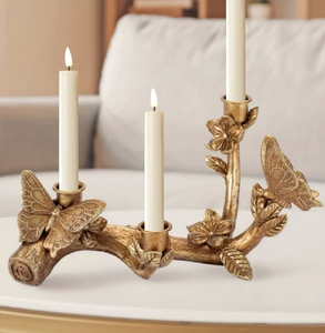 Los clásicos patrones de cerámica azules y blancos combinan con detalles dorados en estas altas piezas decorativas. Disponible a precios de mayorista. - Product Image 6