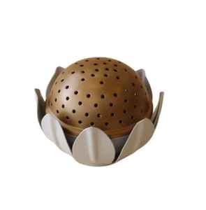 Encensoir Métallique de Bien-être, Brûleur d'Encens Bakhoor en Métal avec Dôme Perforé Doré et Base en Pétales Crème, Support d'Aromathérapie - Product Image 1