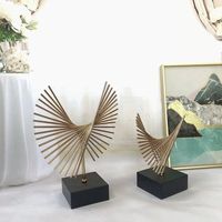 Objets décoratifs et sculptures artistiques en métal raffiné pour sublimer les histoires d'ameublement modernes