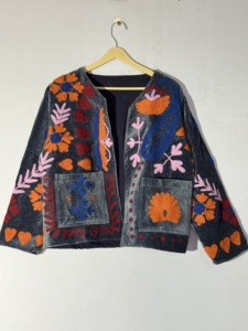 เสื้อแจ็คเก็ตปักลายซูซานีกำมะหยี่ |   งานฝีมือทำมือ ผ้ากำมะหยี่สีเทา ลายหัวใจ |   โรแมนติกโบโฮ - Product Image 3