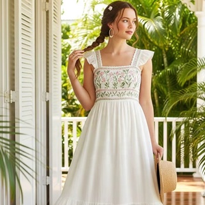 Robe midi en coton blanc smocké avec broderie florale complexe faite à la main, manches volantées, col carré, robe maxi brodée - Product Image 1