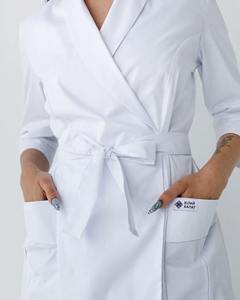 Elegante Túnica Médica Blanca con Cintura Ajustable, Uniforme Profesional para Enfermería y Spa, Prenda Moderna con Cuello en V para el Sector Salud - Product Image 1