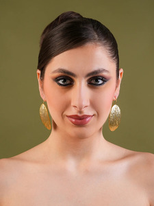 Pendientes Largos Ovalados de Latón con Textura, Chapados en Oro GPC |   Acabado con chorro de arena Sparkle |   Pendientes de Lujo Modernos para Mujer - Product Image 4