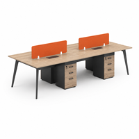 Poste de travail de bureau commercial rectangulaire moderne pour quatre personnes avec dessus imitation bois, écrans orange et meubles de rangement sur pieds