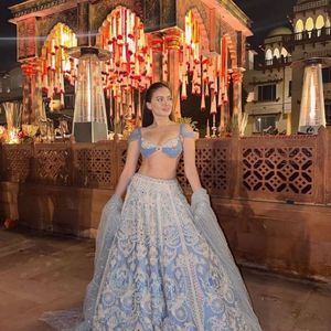 Lehenga Choli de créateur en soie slub avec broderie Resham Dori et sequins arc-en-ciel, accompagné d'un dupatta en résille |   Ensemble de lehenga pour soirée - Product Image 4