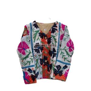 Chaqueta Kantha Bohemia para mujer de la India, diseño Suzani bordado a mano, algodón tejido con borde crudo, característica transpirable - Product Image 1