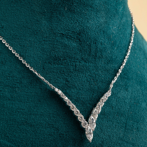 Collier en or blanc 14 carats avec diamant rond marquise sculpté de 2,32 carats, collier élégant à col en V pour femmes - Product Image 1